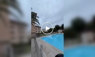 Рискованный прыжок в бассейн с крыши