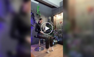 A cosplayer showed the process of transforming into a Necron