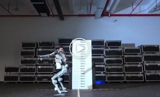 The Chinese taught their robot to jump two meters