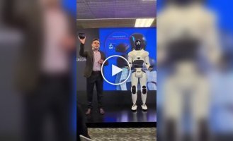 Робот рухнул на сцене во время презентации