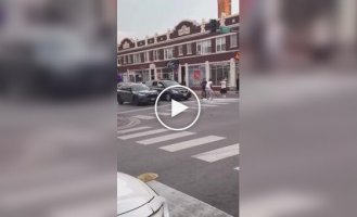 Трое мужчин с лопатами, устроили драку на перекрестке в Чикаго
