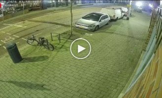 В Роттердаме автомобиль протаранил ювелирный магазин: ограбление не удалось