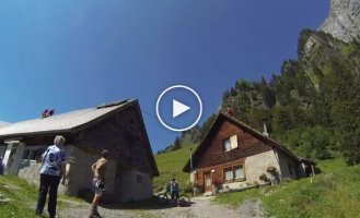 Полет на вингсьюте над амбарами в Швейцарии со скоростью 160 кмч