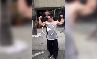 Арнольд Шварценеггер и парень с синдромом Дауна