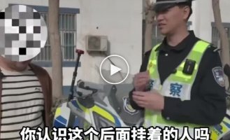 Китаянка заподозрила измену мужа и повисла на прицепе его машины, чтобы проследить за ним