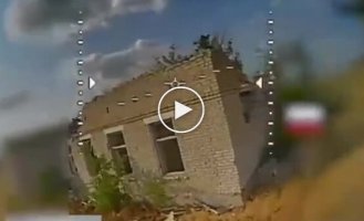 Прямой прилет украинского дрона-камикадзе оккупанту в зад