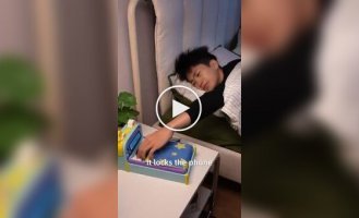 Инженер создал умную кровать для смартфона