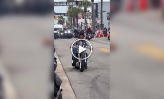 Мастер продемонстрировал свой стильный велосипед