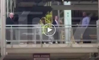 Trump showed the middle finger to a Detroit plant worker