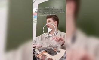 Школьники подарили учителю костюм Чжун Ли из Genshin Impact