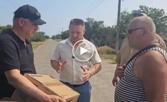 A representative of the occupation authorities in Skadovsk presented a microwave oven to the father of a liquidated serviceman of the Russian army