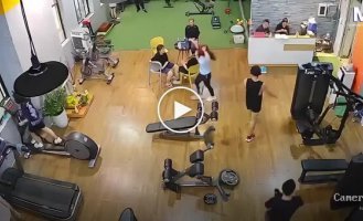 Посетительница спортзала пострадала, спеша занять свободную дорожку