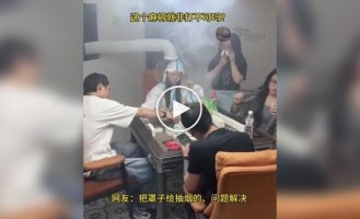 Китайская девушка придумала безопасный способ играть в маджонг с друзьями