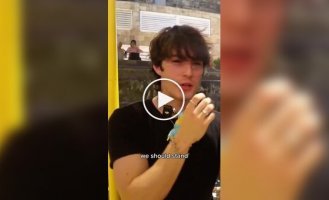 Парень на улице встретил необычную австралийку