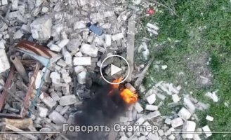 Украинский дрон наблюдает за оккупантом, охваченным огнем