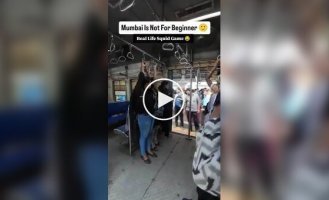 Девушки в Мумбаи прыгают в поезд на ходу