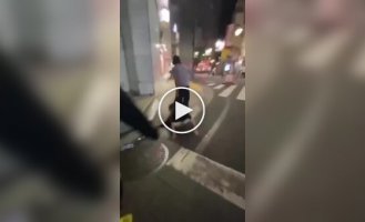 В Японии мужчина силой доставил правонарушителя в полицию