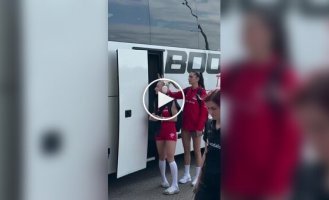 Volleyball players showed a touching gesture of mutual assistance when getting off the bus