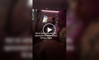 Пасажирку літака обурила спляча на її ягодицях жінка