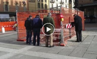 «Umarell»: итальянские пенсионеры следят за стройками из-за забора