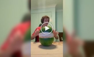 Чудак взорвал арбуз с помощью резинок