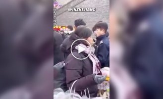 Поліцейський показав, наскільки легко витягнути смартфон із чужої кишені в громадському місці