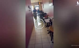 Малыш застрял внутри игрового автомата