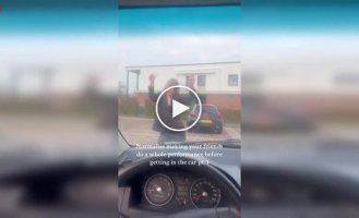 Dance before a trip: a funny ritual of girlfriends