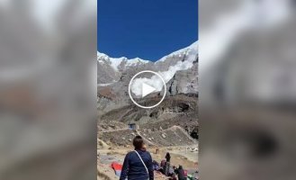 A huge avalanche hit a tourist camp on Annapurna