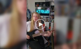 Милая девушка, которая умеет играть рок на гитаре