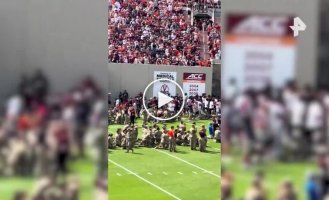 Парашютист врезался в экран на стадионе