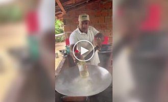 Мужчина попытался зрелищно открыть бутылку масла