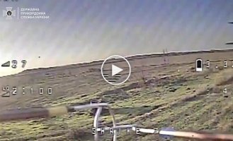 Российский захватчик стреляет из автомата в украинский беспилотник в Донецкой области