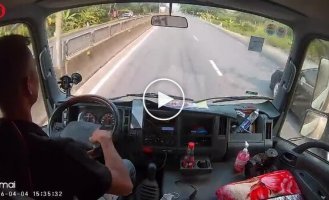 Вьетнамский водитель спас ребенка на оживленной трассе