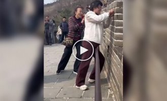 Две туристки вырезали свои имена на Великой китайской стене и попали в полицию