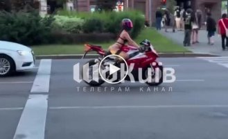 Девушка в нижнем белье прокатилась на мотоцикле по Киеву