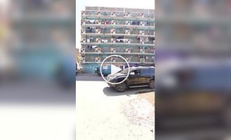 Хлопець висміяв, як знімають документалки про Африку