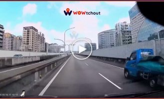 Автобус перекрыл несколько полос ради разворота