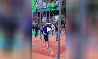 Парень на спортивной площадке показал дикий уровень контроля тела и силу хвата