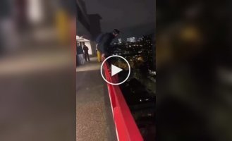 В Нидерландах экстремал исполнил прыжок с высоты более 50 метров перед глазами студентов