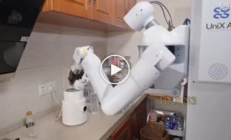 Китайцы выпустили робота-домохозяйку