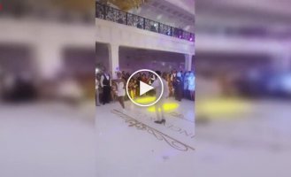 Молодожены полностью разорвали шаблон «первого танца»