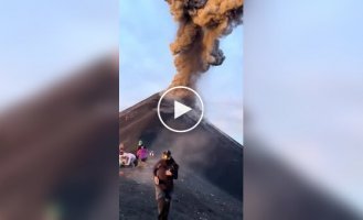 Огненный обстрел в Гватемале: туристы едва не превратились в уголь во время извержения вулкана Фуэго