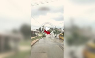 Seconds saved a life: father and son almost ended up in the path of a car