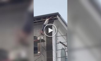 In Uzbekistan A local worker was filmed standing in slippers on the edge of scaffolding