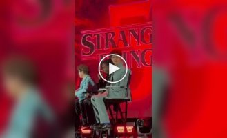 A "Stranger Things" actor played rock, paper, scissors with a fan on stage.