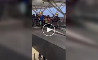 Перші спроби мігрантів освоїти ескалатор в Ірландії