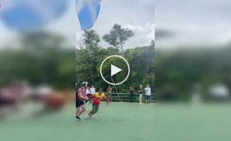 В Бразилии во время старта параплана инструктор потерял равновесие и покатился с холма