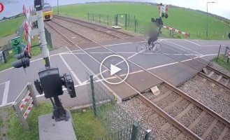 Велосипедист чудом избежал столкновения с поездом