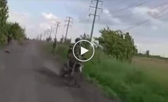 Two Russian motorized assault aircraft collided on a dirt road